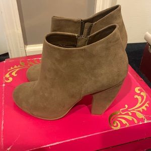 Light tan heeled booties!